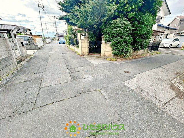 久喜市野久喜　中古一戸建ての前面道路含む現地写真