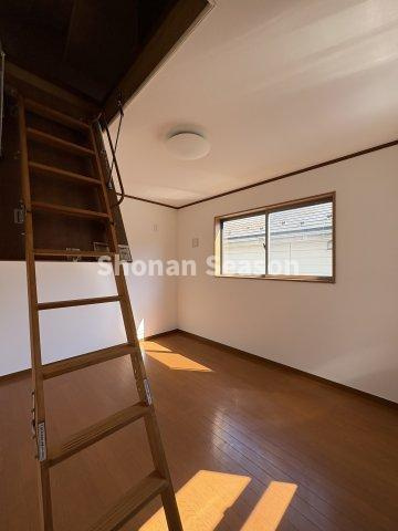 【洋室】 | ６帖の洋室には、小屋根裏収納庫も備わり収納充実◎明るい陽光差し込みます。