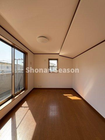 【洋室】 | バルコニーが隣接した洋室は、陽光たっぷり差し込み明るい室内です。