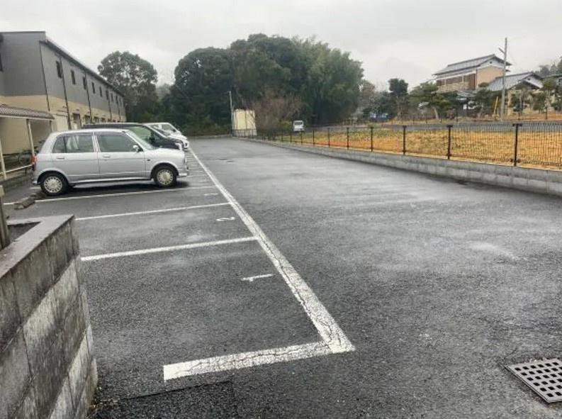 レオパレスクライネシュロスの駐車場
