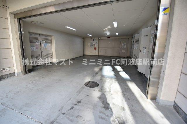 アーバンフラッツ瓦町の駐車場