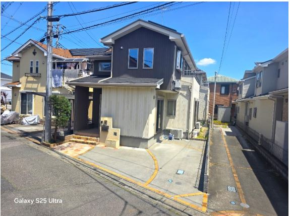 入間市久保稲荷５丁目中古戸建の外観|交通量の少ない前面道路ですので、小さなお子様がいらっしゃるご家庭でも安心してお住まいになれますね♪