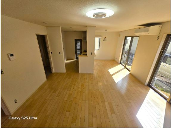 入間市久保稲荷５丁目中古戸建の居間・リビング|大きな窓からたっぷりの光が差し込み、開放的なリビングダイニングです。心地よい時間が流れ、明日への活力を養うことができる居心地の良いお部屋です。