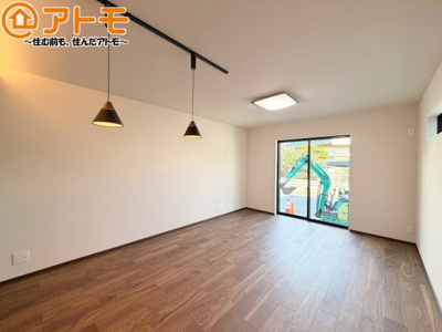 【居間・リビング】 | 駿河区敷地2丁目　新築戸建　D号地 | 日当たりのよいリビングは、一年を通してぽかぽかとしています。家族が自然と集まる空間になりそうですね♪