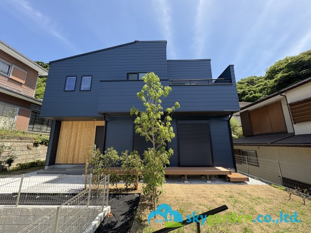 鎌倉市稲村ガ崎５丁目　新築戸建　全１棟の外観|南道路に面する約72坪の整形地に建つ充実装備の新築一戸建て