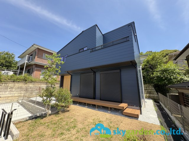 鎌倉市稲村ガ崎５丁目　新築戸建　全１棟の外観|南向きの開放感ある佇まい
