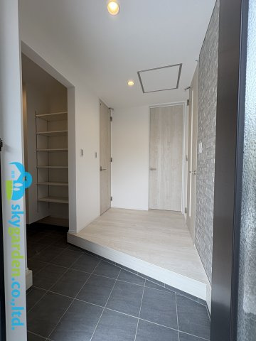 鎌倉市稲村ガ崎５丁目　新築戸建　全１棟の玄関|シューズインシューズクロゼットがあります