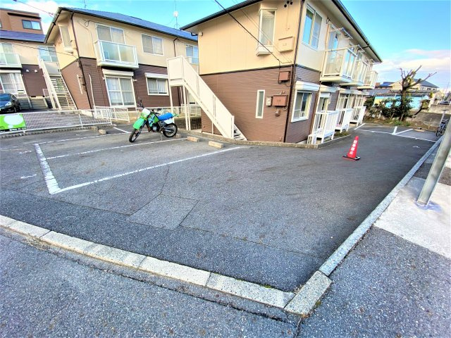 ドミールたかねC棟の駐車場