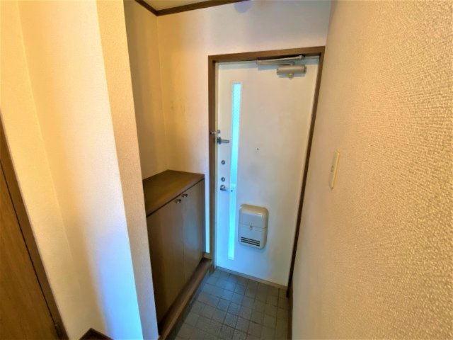 ドミールたかねC棟の玄関|別部屋同間取りのお写真となります。参考にご覧くださいませ。