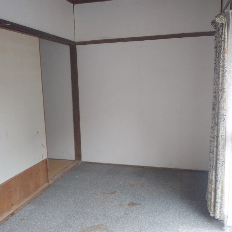 世知原町岩谷口の洋室