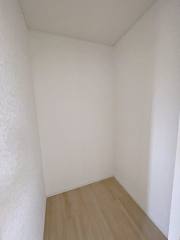 新築戸建・新築建売　須賀川市影沼町第4　第一小・第一中の洋室|6帖の洋室は南側の窓から日差しが入り明るいプライベート空間！