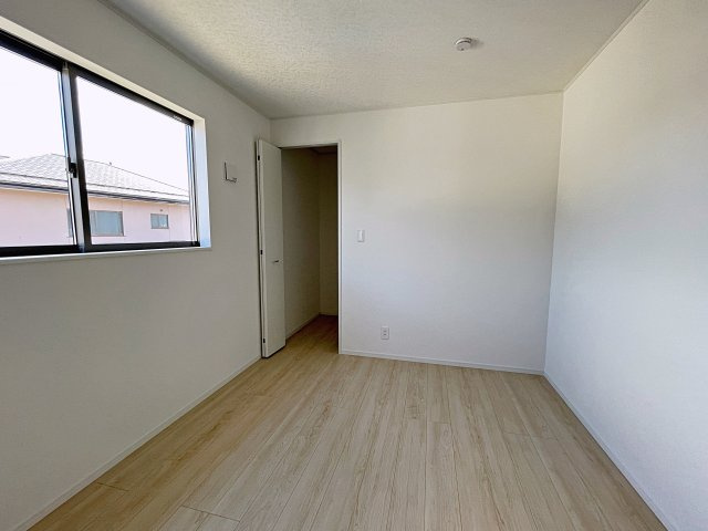 新築戸建・新築建売　須賀川市影沼町第4　第一小・第一中の洋室|6帖の洋室は自然光が長時間入る2面採光で明るく気持ちの良いプライベート空間です！