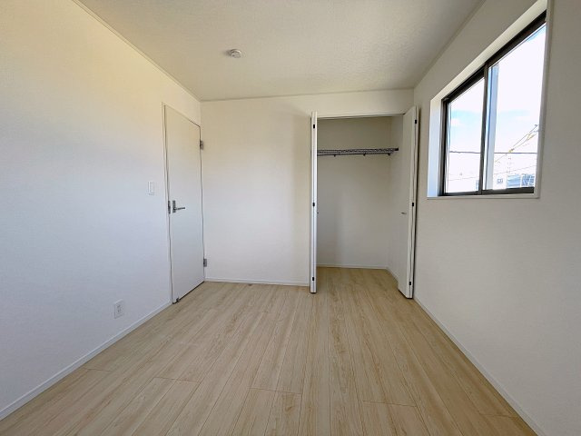 新築戸建・新築建売　須賀川市影沼町第4　第一小・第一中の洋室|6帖の洋室は自然光が長時間入る2面採光で明るく気持ちの良いプライベート空間です！