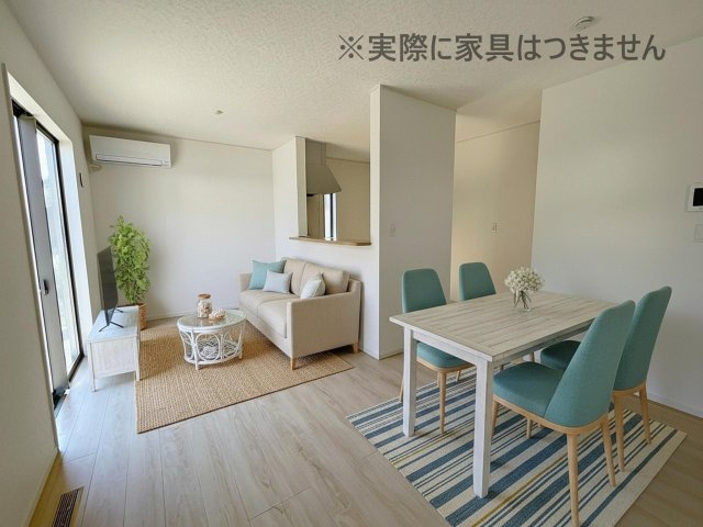 新築戸建・新築建売　須賀川市影沼町第4　第一小・第一中の居間・リビング|画像はバーチャルホームステージングの加工による演出で、実際の家具は付きません。