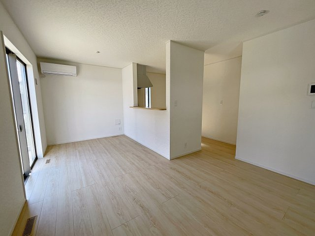 新築戸建・新築建売　須賀川市影沼町第4　第一小・第一中の居間・リビング|キッチンの前にダイニングテーブルを設置すれば、お料理の配膳もスムーズです！