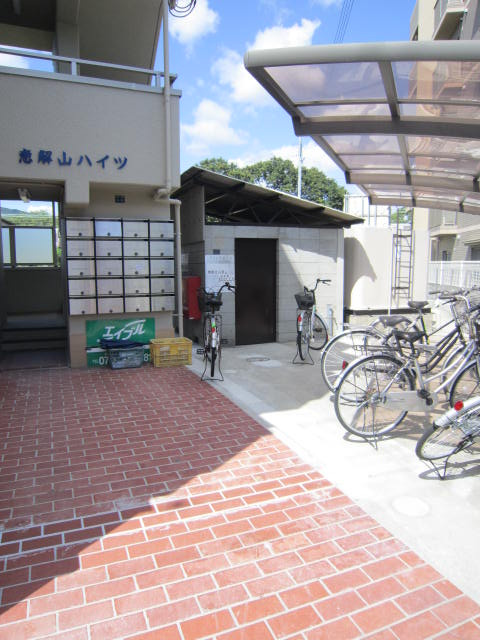 恵解山ハイツのエントランス|駐輪場