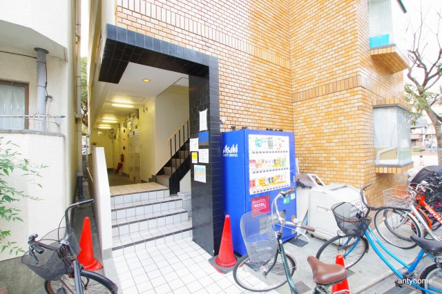 ストロング第3新大阪　仲介手数料無料のエントランス