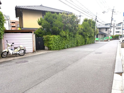 【前面道路含む現地写真】 | 茨木市総持寺駅前町 | ■茨木市総持寺駅近！■土地面積360.32平米（108.99坪）■前面道路6m×5mに面する南西角地■西側は全面道路約6m公道に接面しており車の出し入れも楽々です。■駅まで平坦な道が続いています。

