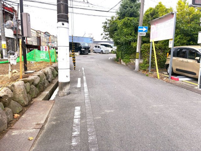 【前面道路含む現地写真】 | 茨木市総持寺駅前町 | ■総持寺駅徒歩2分■土地面積360.32平米（108.99坪）■前面道路6m×5mに面する南西角地■南側は全面道路約5m公道に接面しており車の出し入れも楽々。■買い物や医療施設が多く便利な環境です！
