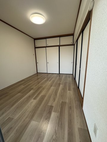 メゾンサカエの洋室