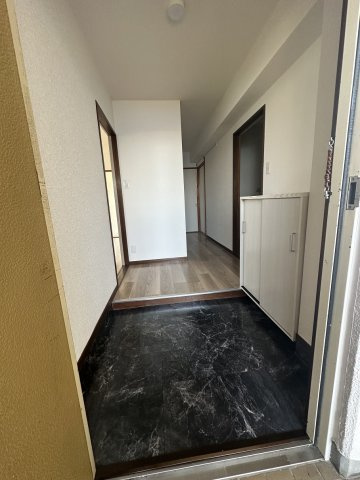 メゾンサカエの玄関