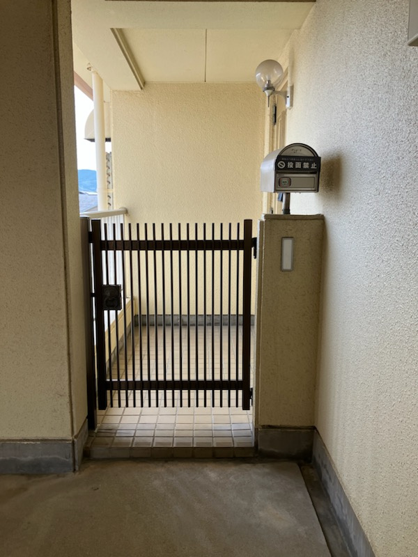 メゾンサカエの玄関