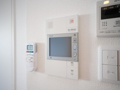【セキュリティ】 | セレニテ十三ミラク | モニター付きインターホンです