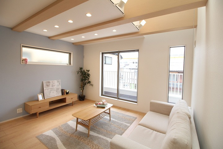 MELDIA北区生駒町134③｜名古屋市の戸建ならホームアップの居間・リビング|【売主施工例】たっぷりの陽光が降り注ぎ、自然と家族が集まる明るい空間。笑顔あふれる団らんの時間がここから始まります。