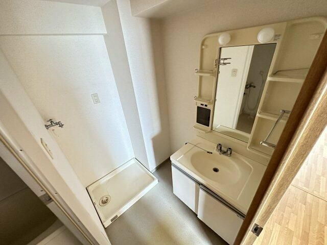 コンフォール川和の洗面所