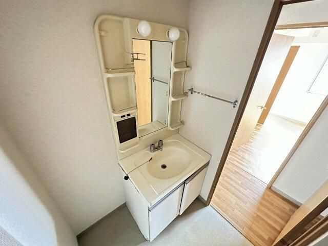 コンフォール川和の洗面所