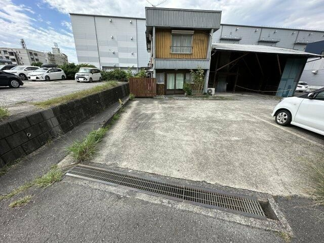 コンフォール川和の駐車場