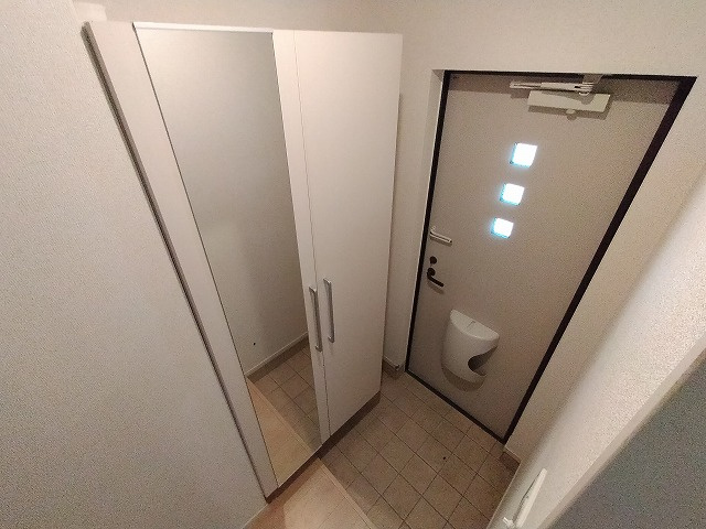 神戸市須磨区東落合３丁目のアパートの玄関