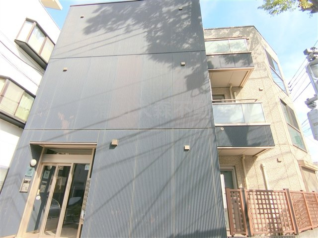 ストリームアネックスの外観|2007年2月築　重量鉄骨造地上3階建て総戸数9戸最大1GbpsのWi-Fiインターネット無料対応！
東急多摩川線下丸子駅近　東京都大田区下丸子1丁目の人気賃貸マンション　
