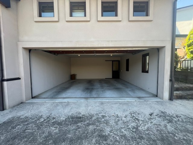 泉ケ丘二丁目　別荘向けハワイアン住宅　建物110坪越えの駐車場|駐車場があるので、車を買う予定の方も安心です