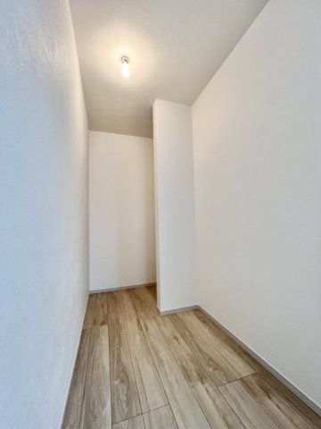 磐田市 川袋 1期の収納|約10帖のお部屋にはクローゼットのようなスペースもあり片付けておきたい物が置け目隠しもされますのでお部屋が広く感じられますよ！