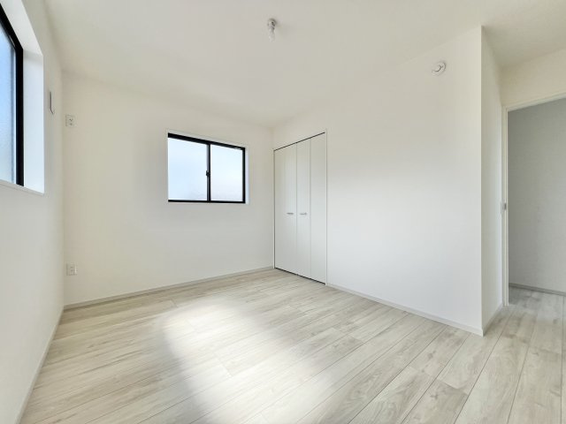 磐田市 川袋 1期の洋室|2F 約6.5帖の洋室は2面採光で明るくお子様のお部屋にいかがでしょうか☆