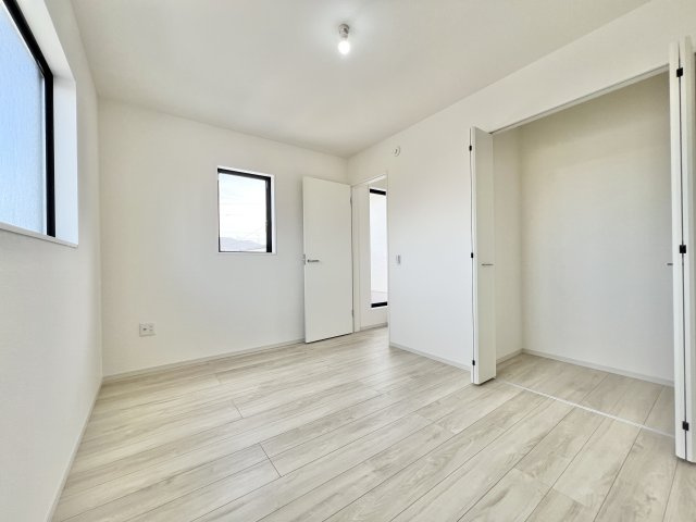 磐田市 川袋 1期の洋室|2F 約6帖の洋室は2面採光でとても明るく大きなクローゼットも備わっていて色々な活用ができそうなお部屋ですね♫