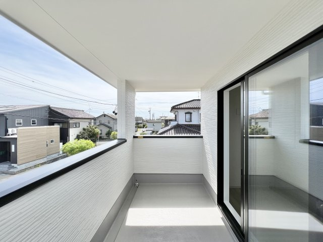 磐田市 川袋 1期のバルコニー|広いバルコニーで沢山の洗濯物やお布団が干せ屋根付きなので急な雨などでお洗濯物が濡れるのを防いでくれそうですね！