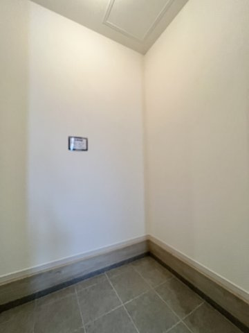 磐田市 川袋 1期の玄関|玄関横にはベビーカーや折り畳み自転車、お子様の外遊び道具など様々な物を収納しておけますよ♪