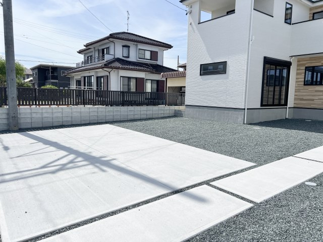 磐田市 川袋 1期の駐車場|お家の前には広々した駐車場があり家族全員分のお車や来客の方のお車も余裕をもって停められますね。