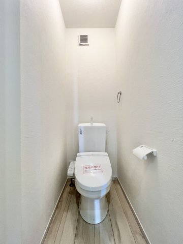 磐田市 川袋 1期のトイレ|コンパクトな空間のトイレはシンプルな造りでお手入れがしやすいです。