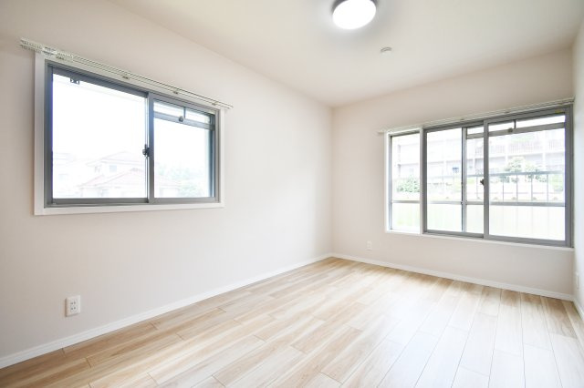 浦和辻第２住宅の洋室|洋室②6.3帖：窓が２つあるお部屋はとにかく明るい！白基調な洋室ですのでより空間を広く感じさせます。窓を開ければ心地よい風が通り抜けていっていつでも爽やかな空気を取り込めます。