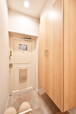 浦和辻第２住宅の玄関|トールサイズのシューズボックスですので、ご家族分の靴がしっかり収納する事ができます！ブーツや長靴などの季節ものや、高さのあるヒールなどもまとめて収納できるのが嬉しいポイントです。