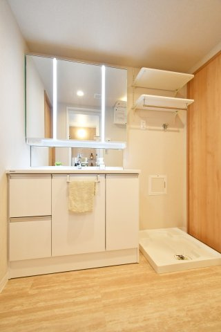 浦和辻第２住宅の独立洗面台|洗面化粧台：収納たっぷりの三面鏡タイプ！コップや歯ブラシ、ドライヤーなど、ごちゃごちゃしやすい物もスマートに収納出来ます！清潔感のある洗面化粧台となっております。