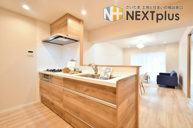 浦和辻第２住宅のキッチン|使いやすい三口コンロです！家族との会話が弾むカウンターキッチン。お料理中やお片付け中も家族との会話を楽しんだり、お子様の様子を見ながら作業することが出来るため安心ですね！