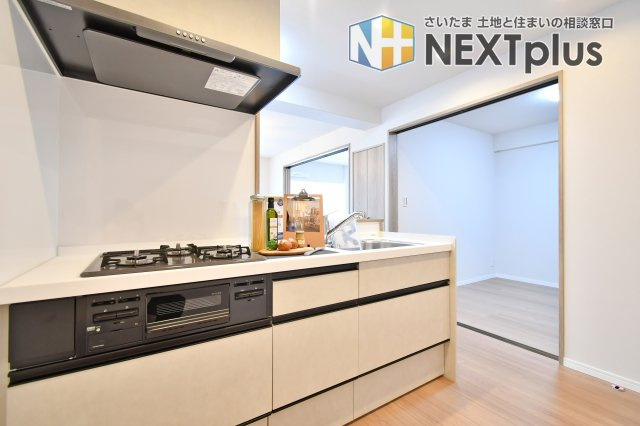 日商岩井北浦和マンションＢ棟のキッチン|キッチンの使い勝手を別角度で確認できる写真。作業スペースと収納を使い分けやすく、家事動線を整えたい方に。イメージを掴み、内覧で収納・採光・動線・質感を確認ください。