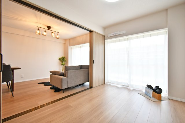 日商岩井北浦和マンションＢ棟の洋室|【洋室①：5.0帖】リビング隣の洋室です。可動間仕切りを大きく開けると…、合計17.4帖のゆったり空間に！リビングの続きとして、お子様の遊ぶスペースやパーティーにも◎東向きの窓付きで自然光の取入れ◎