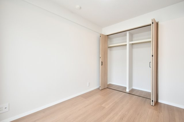 日商岩井北浦和マンションＢ棟の洋室|【洋室①：5.0帖】大容量クローゼットでタンスやハンガーラックを用意しなくてもたくさんのお洋服が収納出来ます。通風良好で換気も十分できますので、ライフスタイルに合わせファミクロとして使う事もできます。
