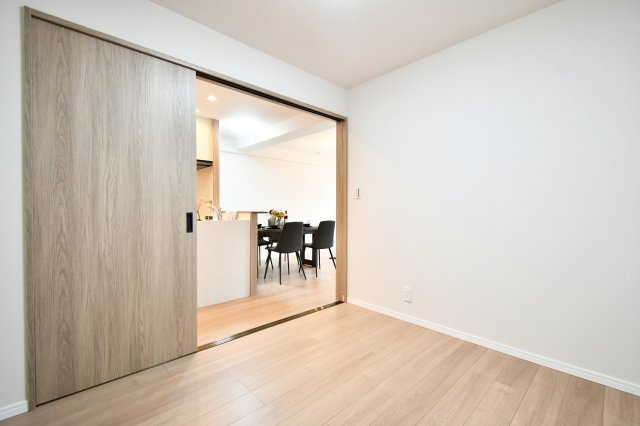 日商岩井北浦和マンションＢ棟の洋室|【洋室②：4.3帖】キッチン横のお部屋です。調理中でもお子様の様子を見守ることができ、お子様の遊ぶスペースとしても活躍しそうですね。趣味や在宅ワークのお部屋としても◎