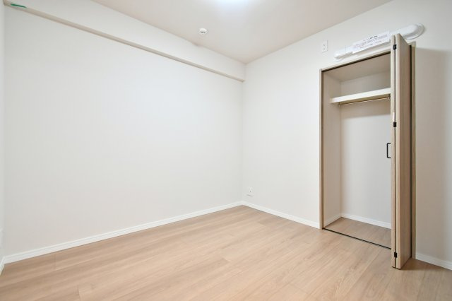 日商岩井北浦和マンションＢ棟の洋室|【洋室②：4.3帖】全居室にクローゼット付きで荷物の整理もしやすい！十分な大きさで、口部も広く、洋服の出し入れがラクラク出来ます。優しい木目調のフローリングは新規リノベーションされ、張り替え済！